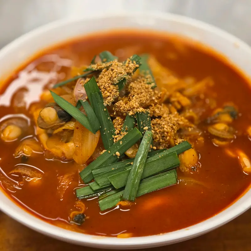 짬뽕 위에 뿌려진 깨와 채소 고명이 신선해 보이는 모습