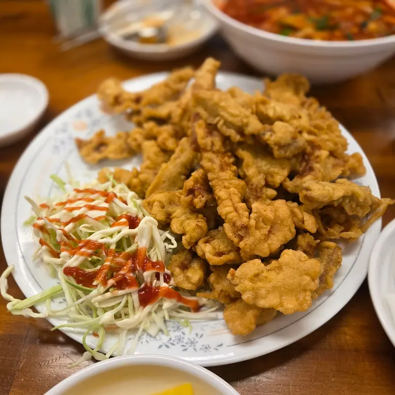 탕수육과 양배추 샐러드가 접시에 담겨 있는 모습