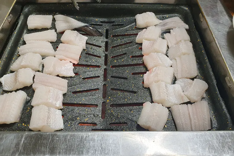 불판 위에서 구워지는 장어