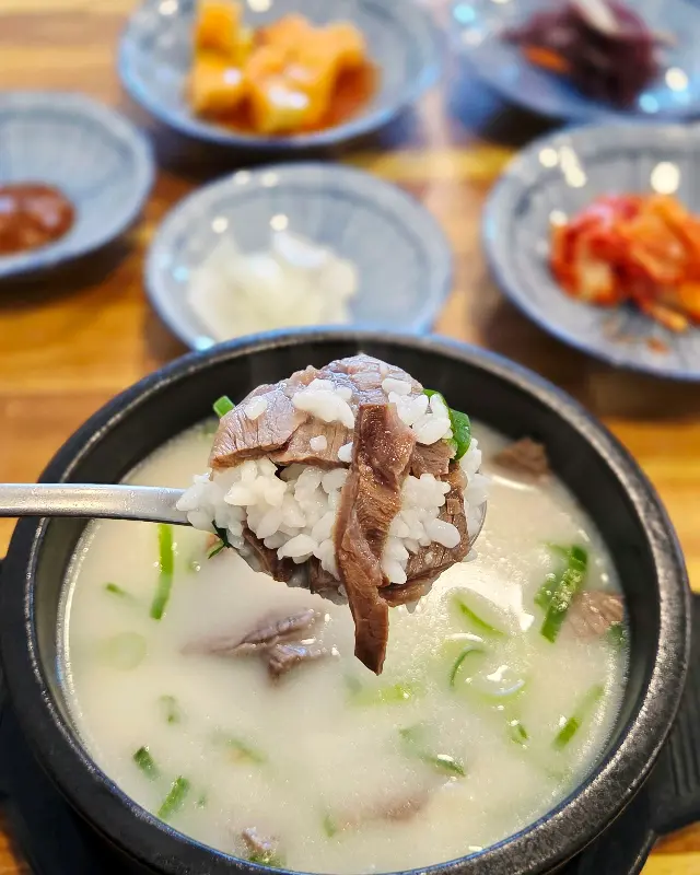 밥과 함께 먹으니 더욱 꿀맛인 얼큰곰탕
