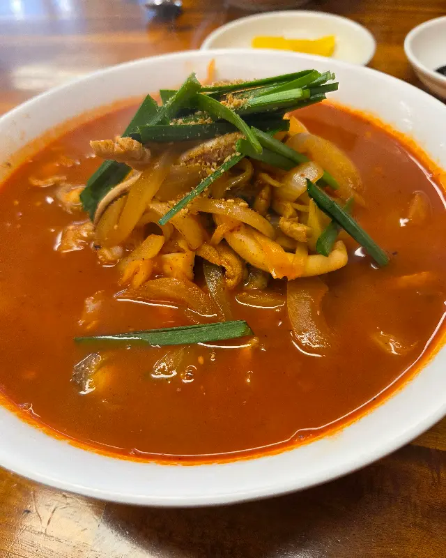 짬뽕에 가리비가 들어 있는 모습