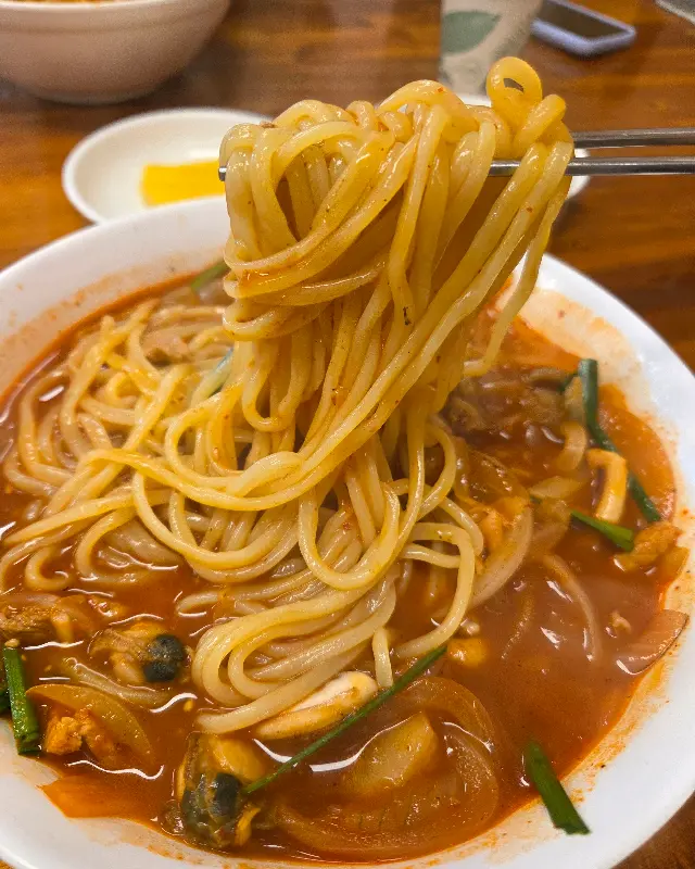 젓가락으로 짬뽕 면을 들어올리는 모습
