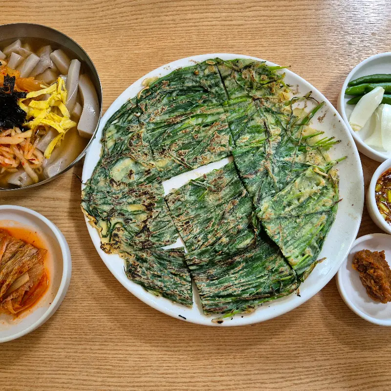 들깨칼국수와 부추전, 김치