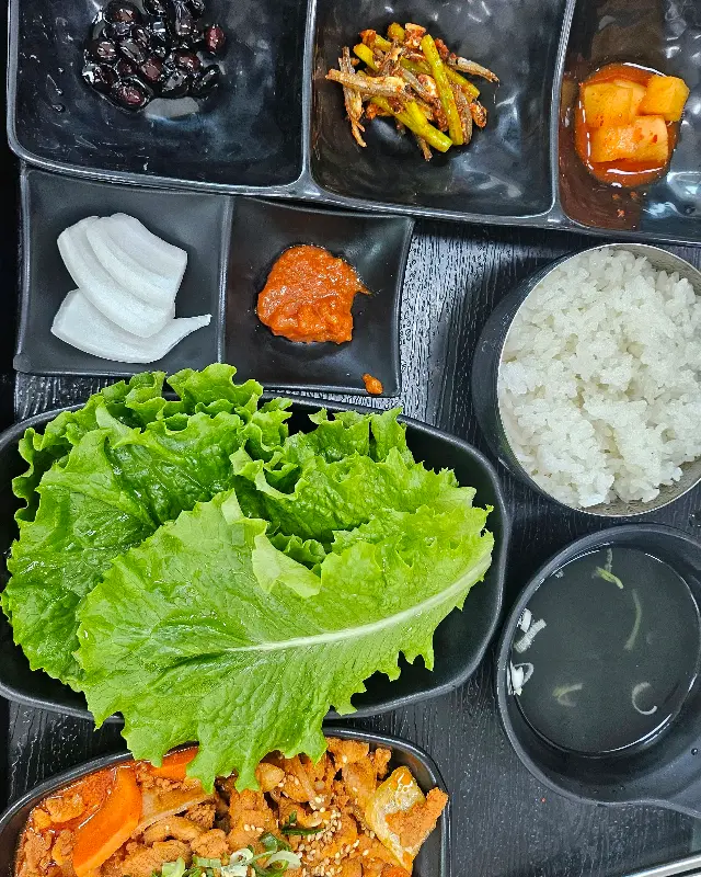 제육백반의 푸짐한 한 상 차림