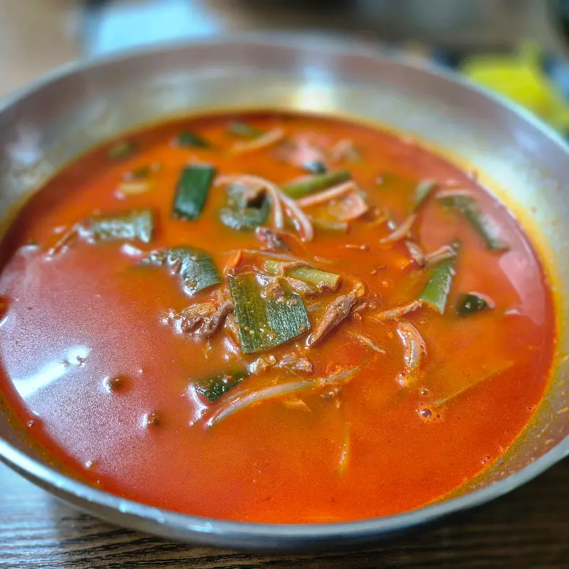 푸짐한 건더기가 인상적인 육개장