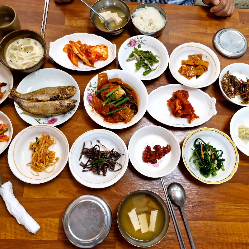 다채로운 반찬 구성