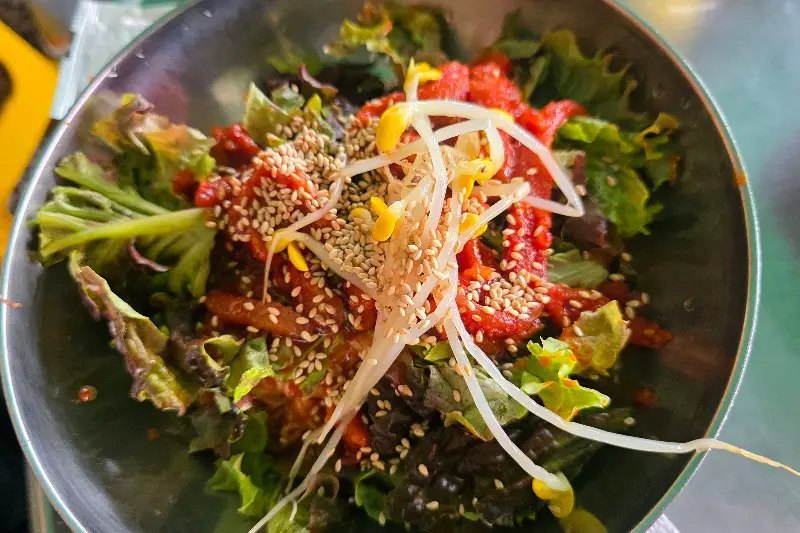 싱싱한 채소가 듬뿍 올려진 가오리 비빔국수