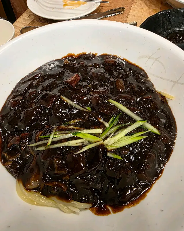 윤기가 흐르는 짜장 소스