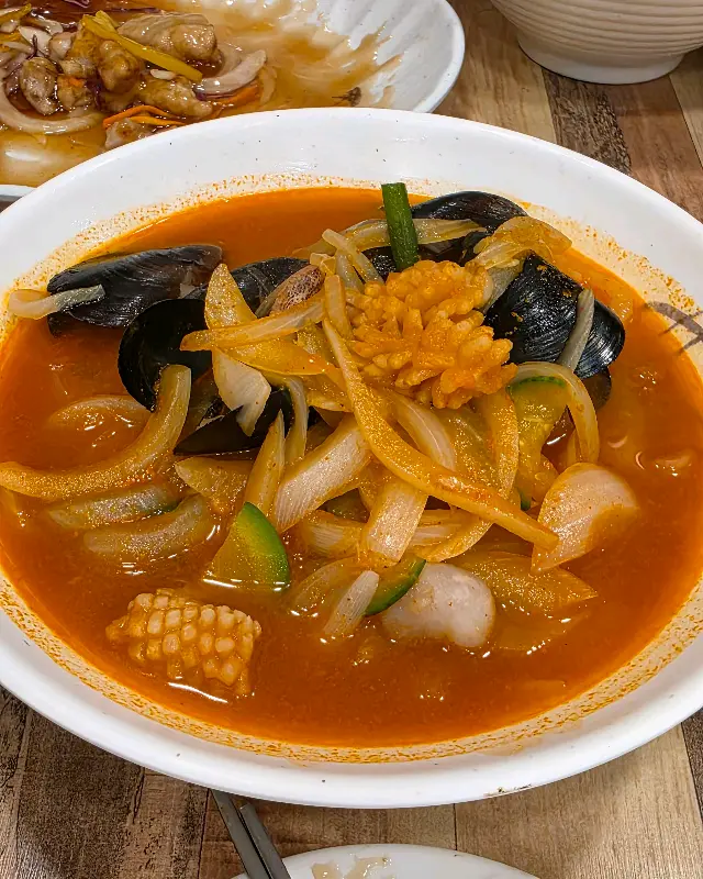 푸짐한 해산물이 들어간 짬뽕