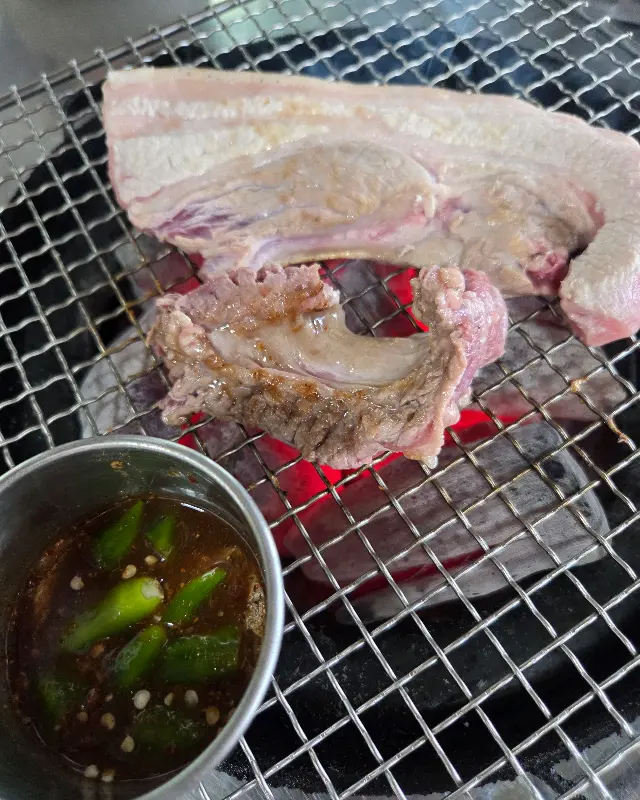 숯불 위에서 익어가는 흑돼지 오겹살