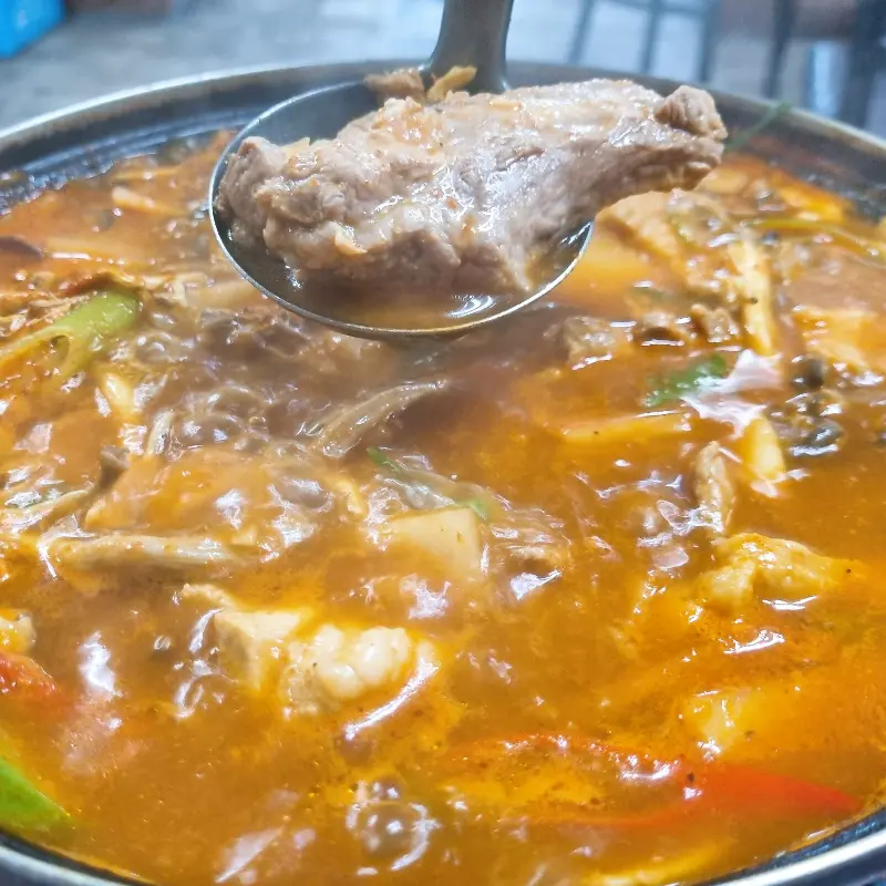 갈비 한 점을 들어 올리는 모습