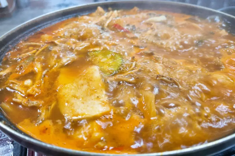 보글보글 끓는 찌개의 모습