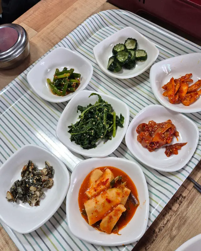 정갈하게 담긴 밑반찬들