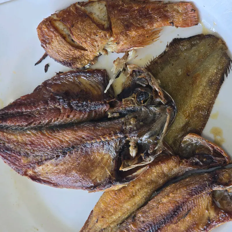 노릇노릇 구워진 생선 구이