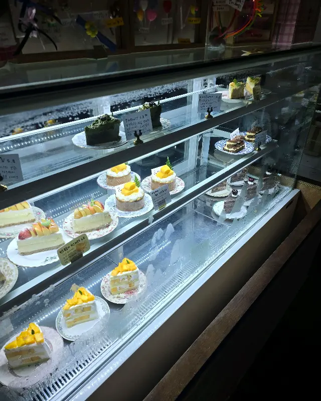 쇼케이스 안의 다양한 케이크