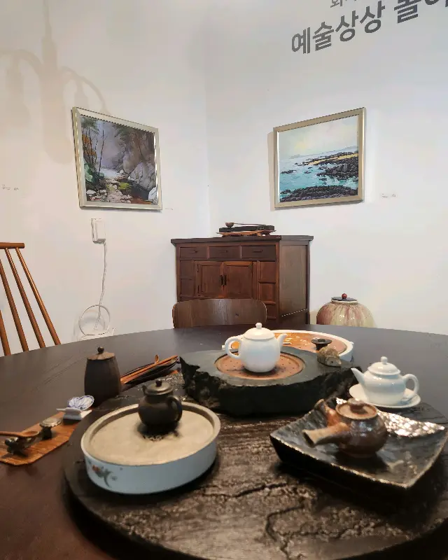 갤러리처럼 그림이 걸려 있는 카페 내부