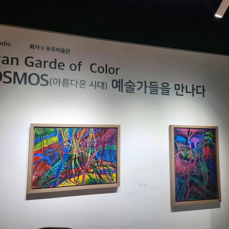 다양한 차 도구들이 진열된 모습