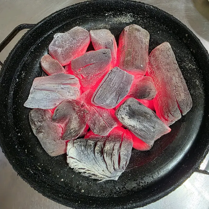 붉게 달아오른 참숯