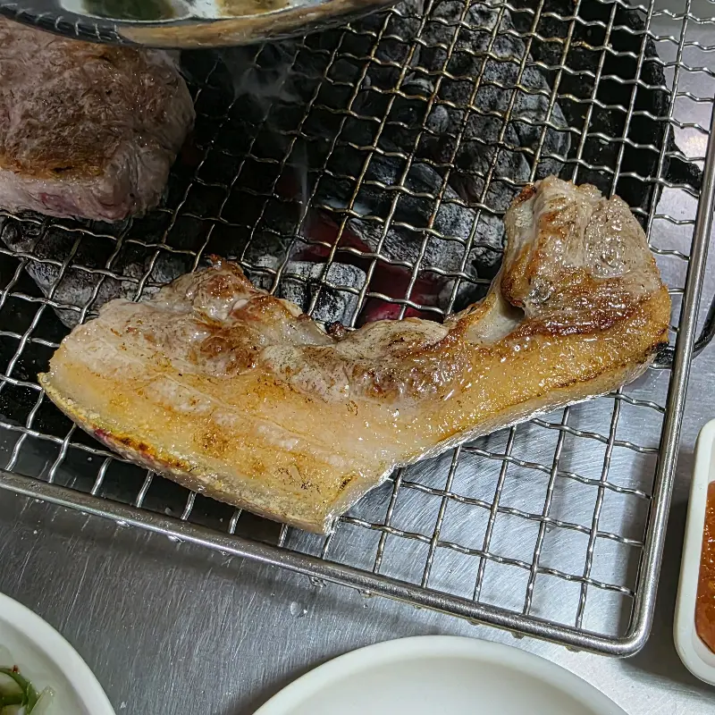 숯불 위에서 노릇하게 구워지는 오겹살