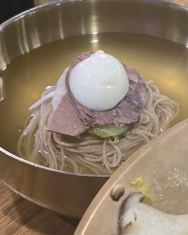 놋그릇에 담겨 시원함을 더하는 평양냉면