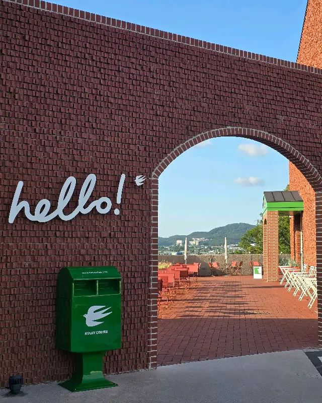 'hello!'라고 적힌 룰리커피의 벽