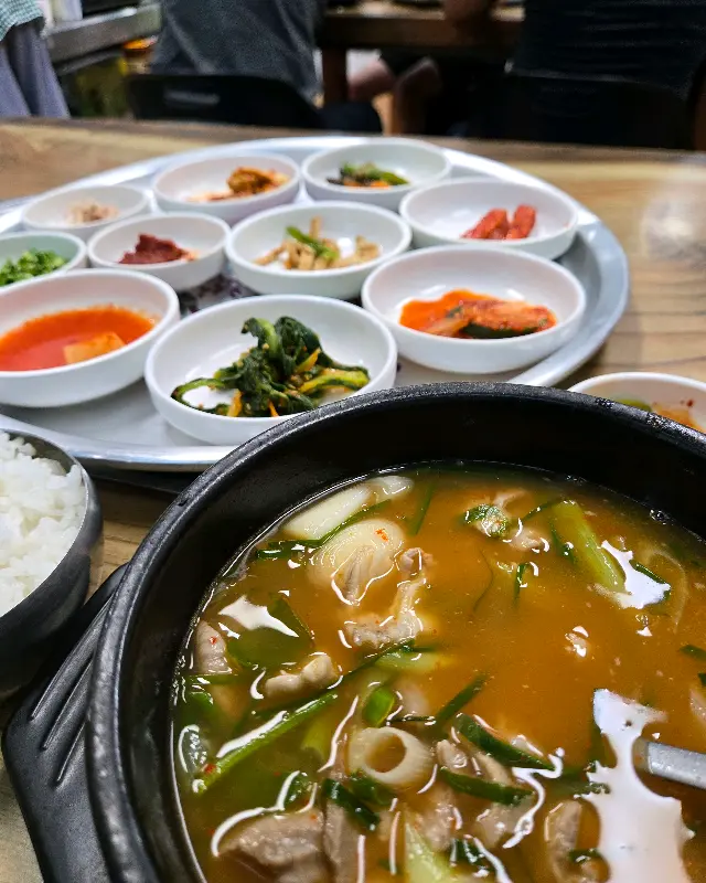 쟁반 위에 정갈하게 담긴 다양한 종류의 반찬들