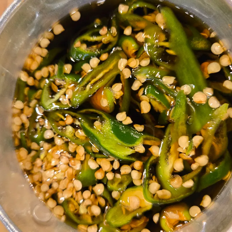 매콤함으로 입 안을 깔끔하게, 고추 장아찌