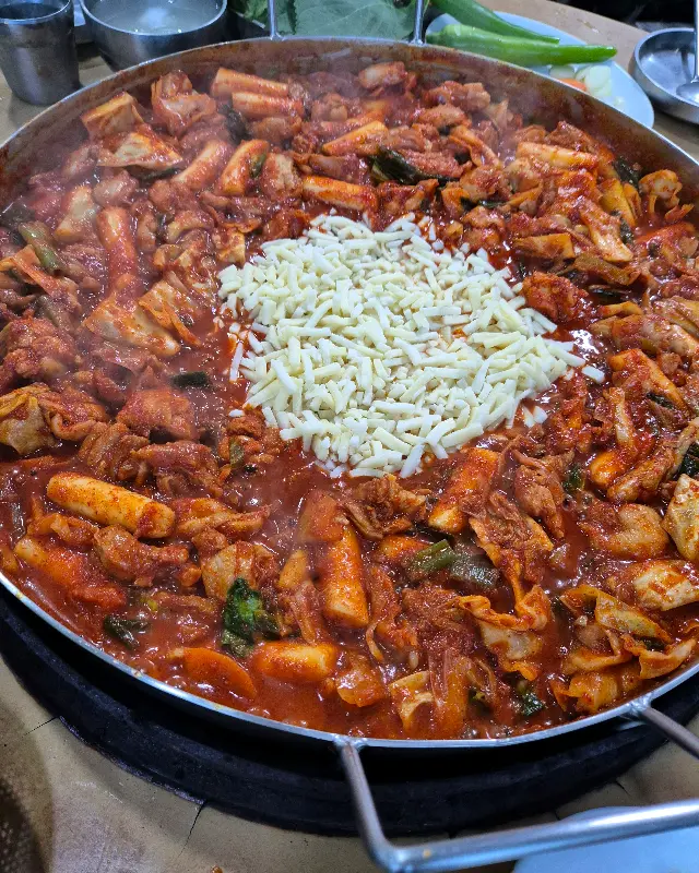 푸짐한 닭갈비와 치즈 사리