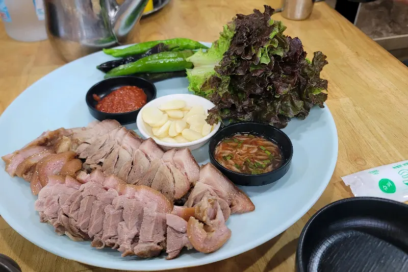 윤기가 흐르는 수육