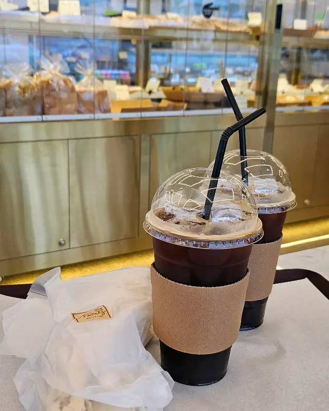 아이스 아메리카노와 빵