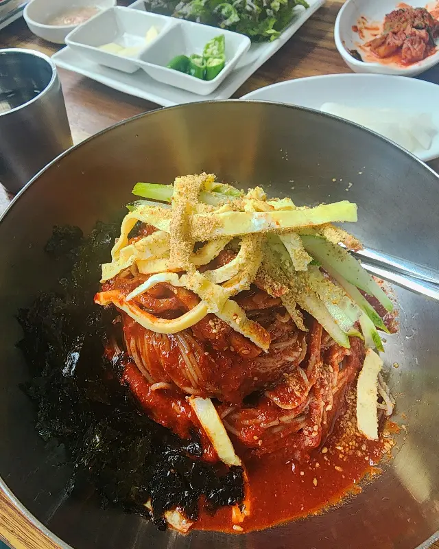 맛깔스러운 막국수