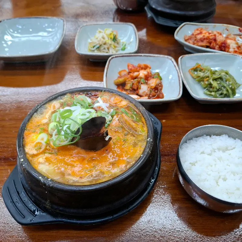 뚝배기 안에서 끓고 있는 콩비지 찌개