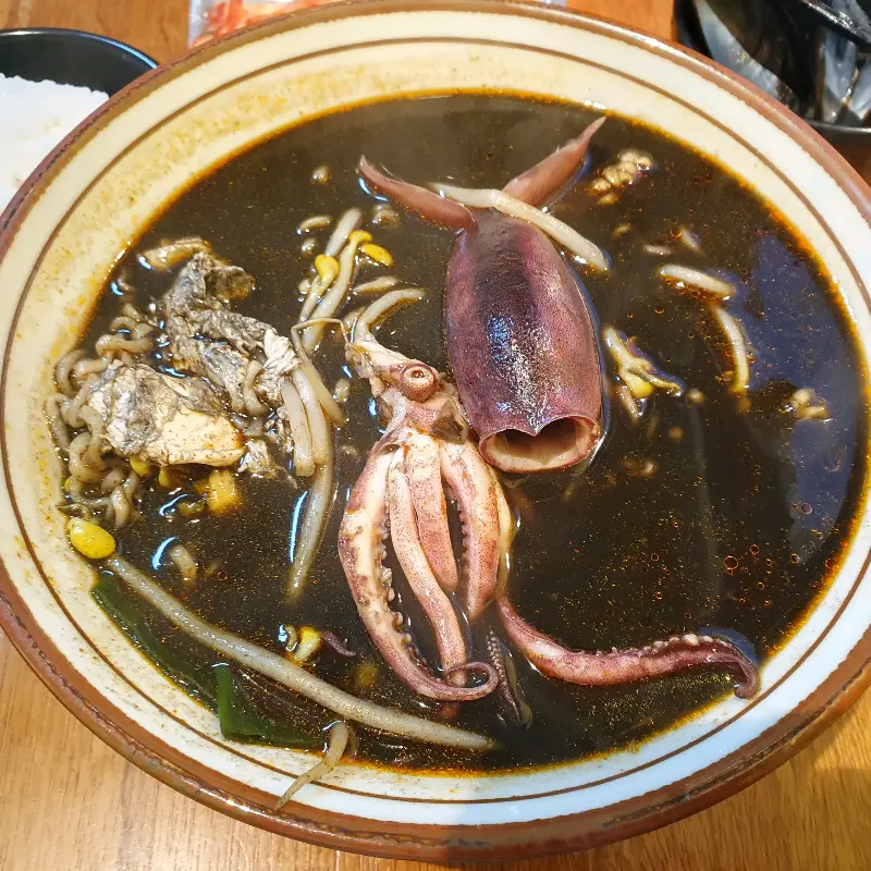 통오징어 먹물라면