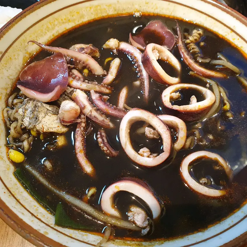 독도스낵 통오징어먹물라면 근접샷