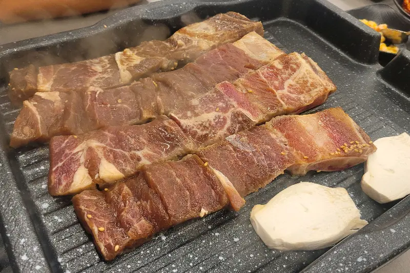 숯불 위에서 익어가는 이동갈비의 모습
