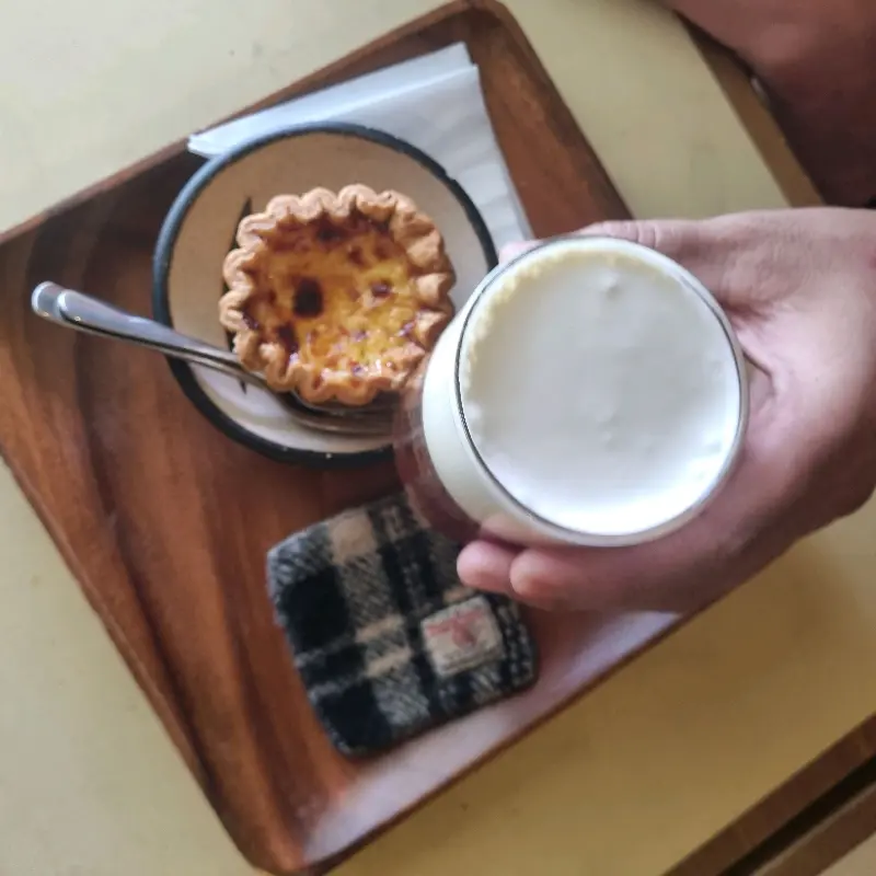 옥수수 타르트와 음료