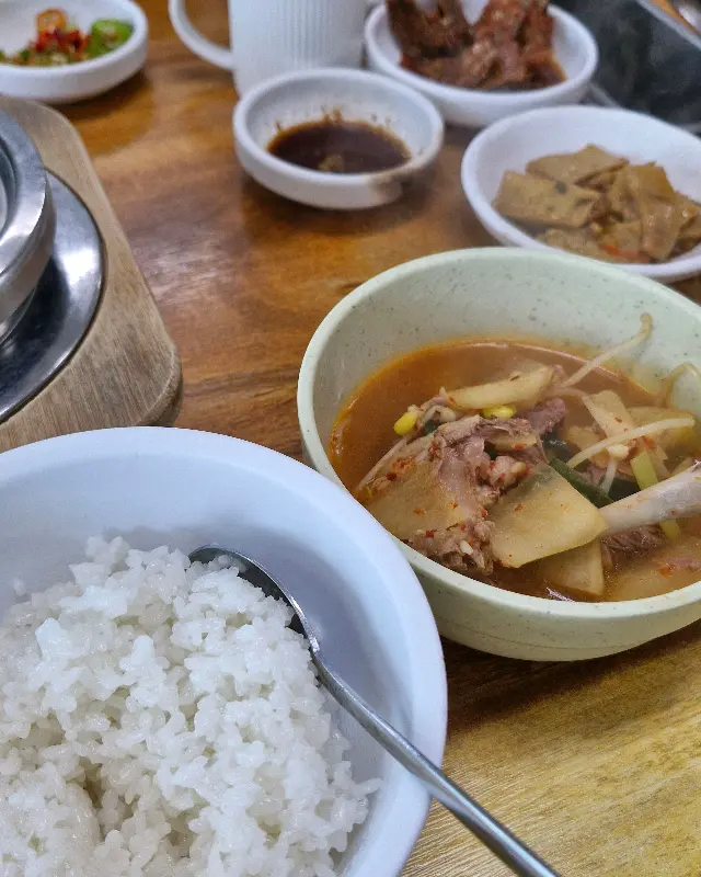 오리탕과 솥밥 한 상 차림