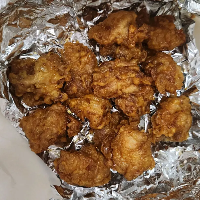 윤기 자르르 흐르는 간장치킨