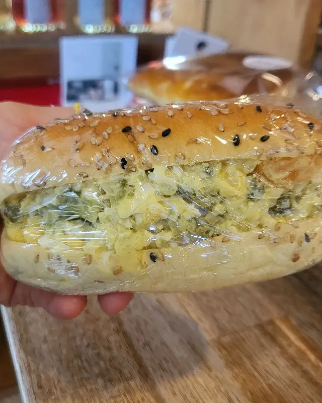 채소가 풍성하게 들어간 사라다빵