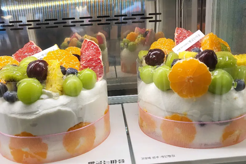 싱싱한 과일이 듬뿍 올라간 과일 케이크
