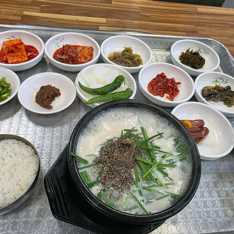 다양한 곁들임 반찬과 함께 즐기는 순대국밥