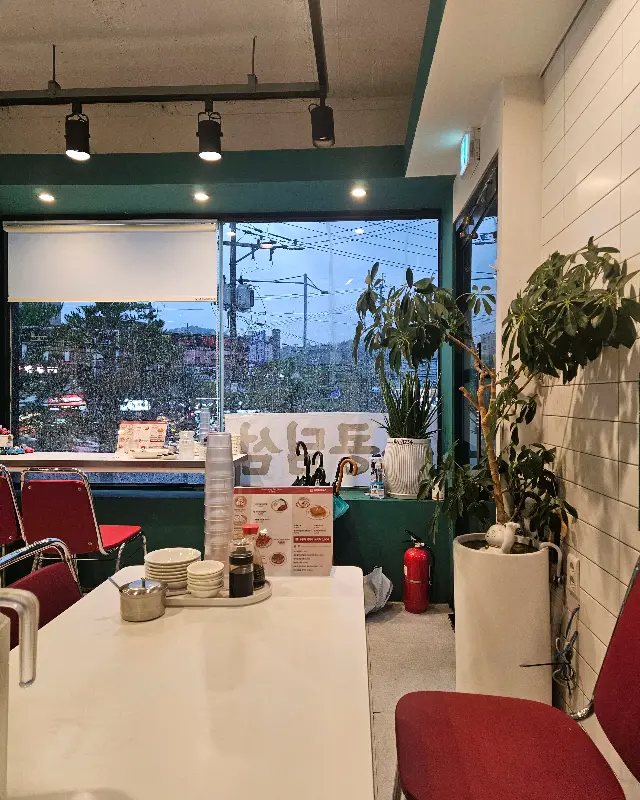 테이블 위에 놓인 음료