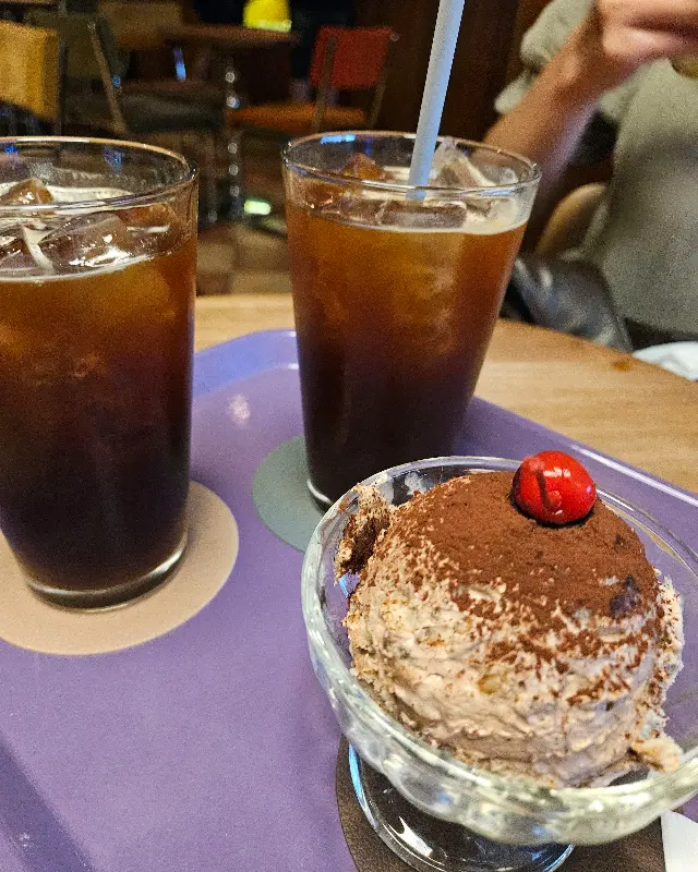 아이스 아메리카노 두 잔과 바나나푸딩