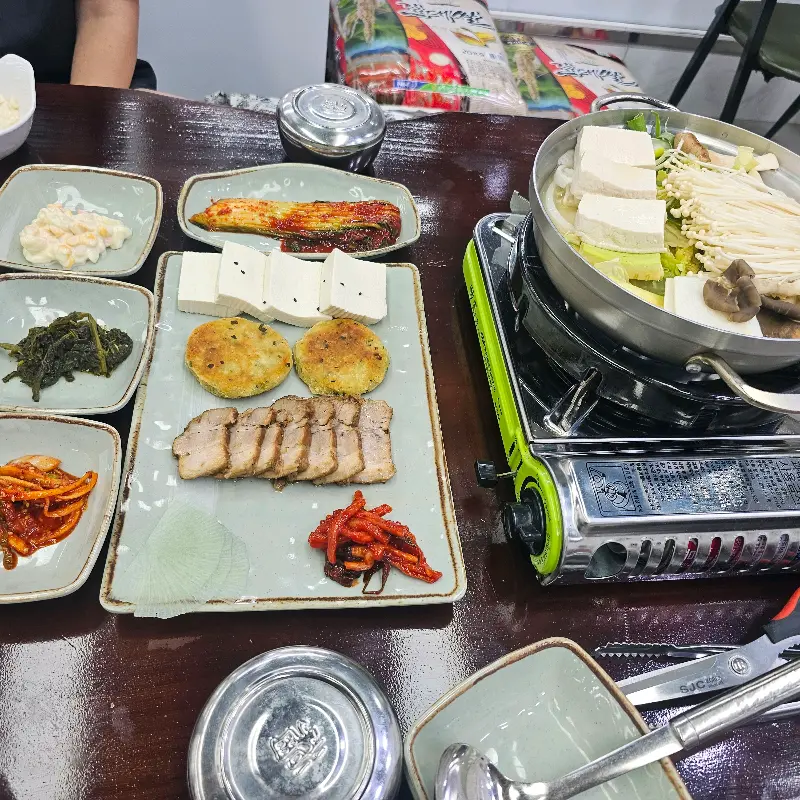 두부전골과 보쌈 정식