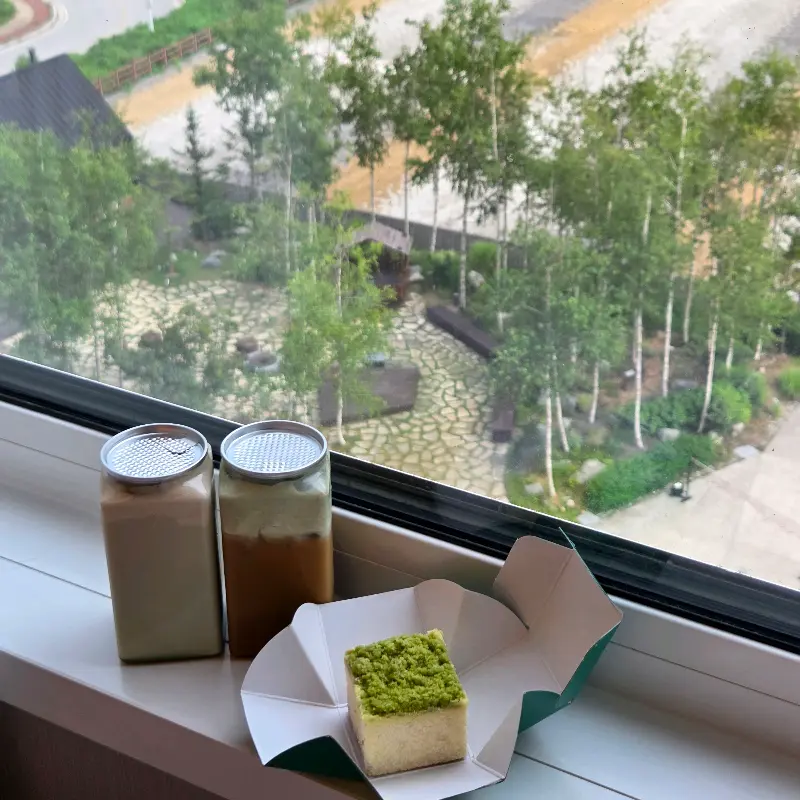 창밖 풍경과 함께 놓인 곤드레 디저트