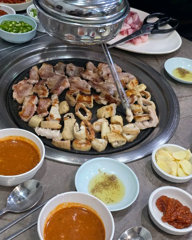 불판 위의 막창과 삼겹살