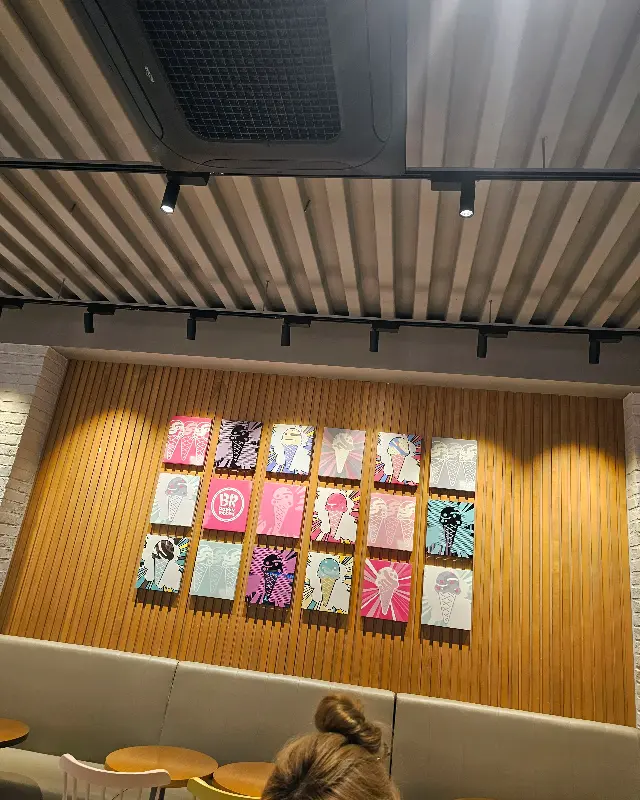 아이스크림 그림 액자가 걸린 벽면