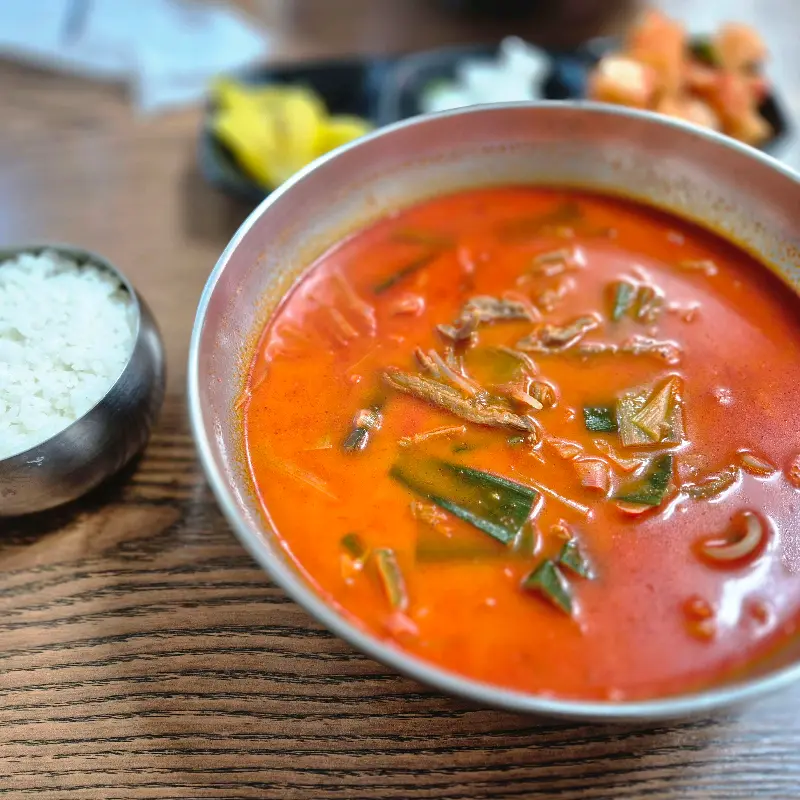 정갈한 육개장 한 상 차림