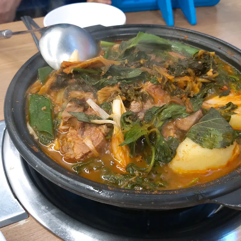 살이 부드럽게 발라지는 감자탕