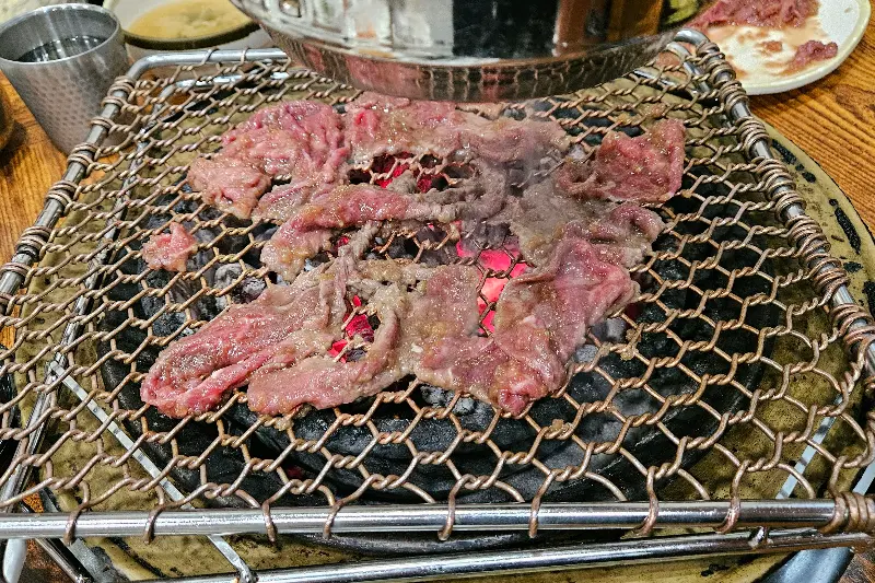 숯불에 구워지는 얇은 광양불고기